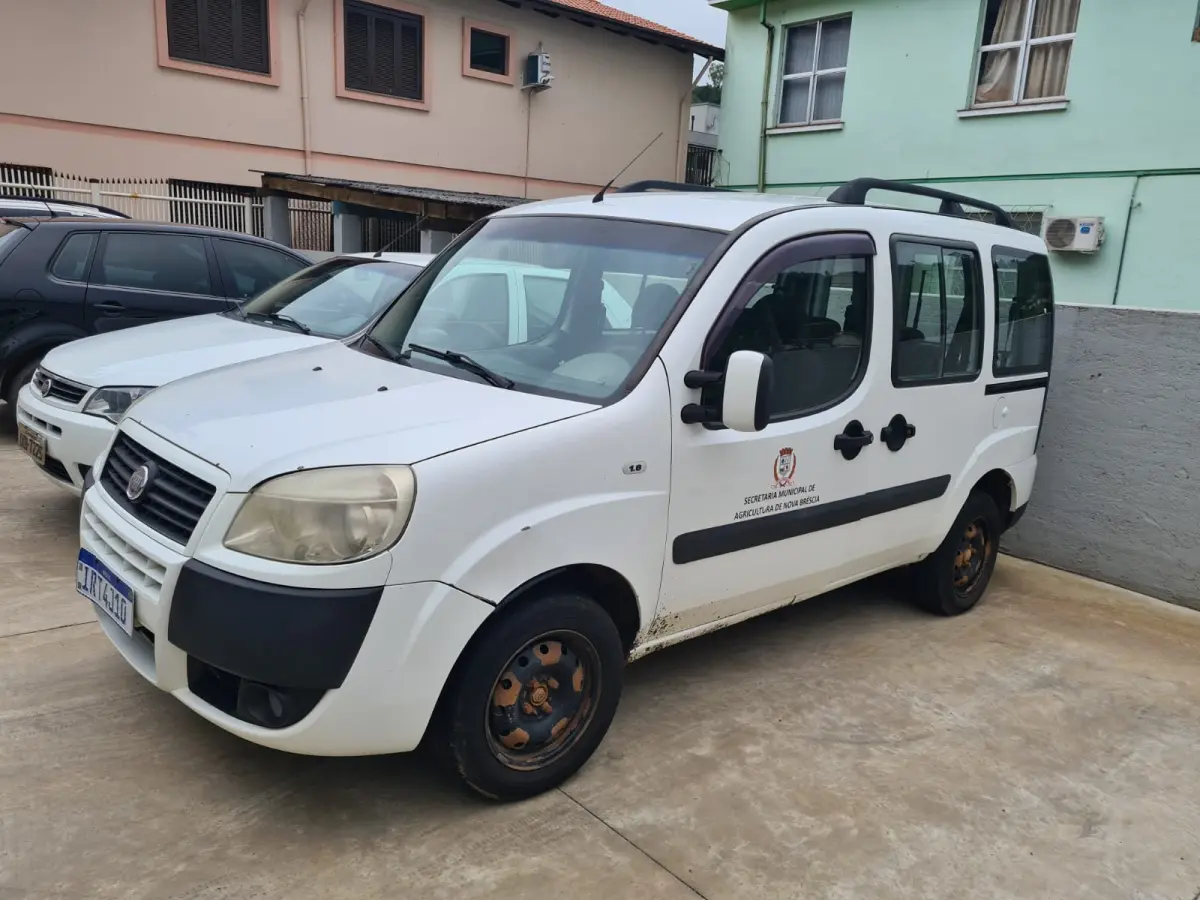 LOTE 011 - FIAT DOBLÔ HLX 1.8 16 V E. TORQUE FLEX – ano e modelo 2011, cor branca, Placas IRT – 4J10 – 07 passageiros,