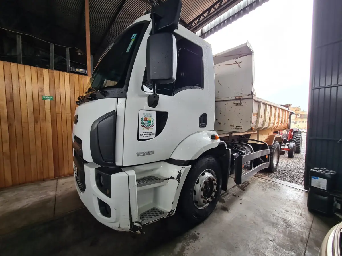 LOTE 004 - Caminhão Ford cargo 1519B, caçamba basculante, 2014, Diesel