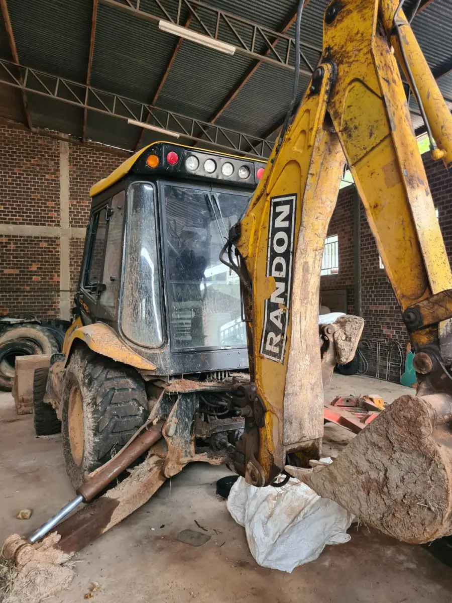 LOTE 007 - RETROESCAVADEIRA  RANDON 406k, Modelo da Máquina RK406/RK406/BRD406, Peso Bruto Máximo 9394 Kg; ano 2011.