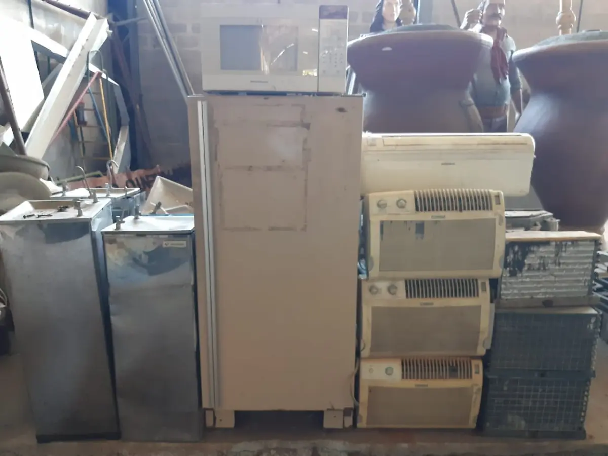LOTE 014 - SUCATA ELETRODOMÉSTICOS: geladeira, ares-condicionados, bebedouros, micro-ondas