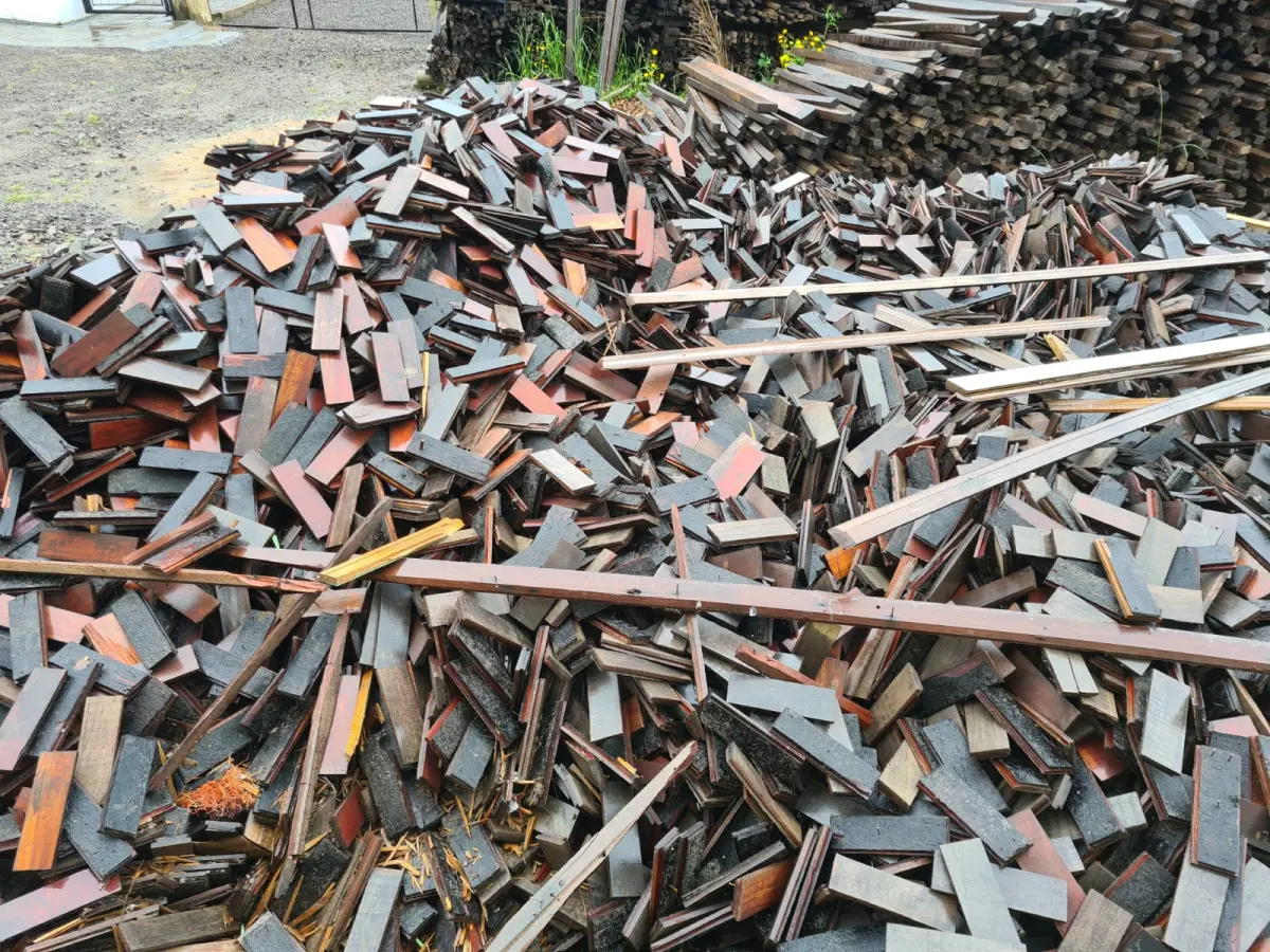 LOTE 014 - Parquets retirados do entorno da quadra esportiva do ginásio de esporte municipal sendo que no local havia a metragem 450m²