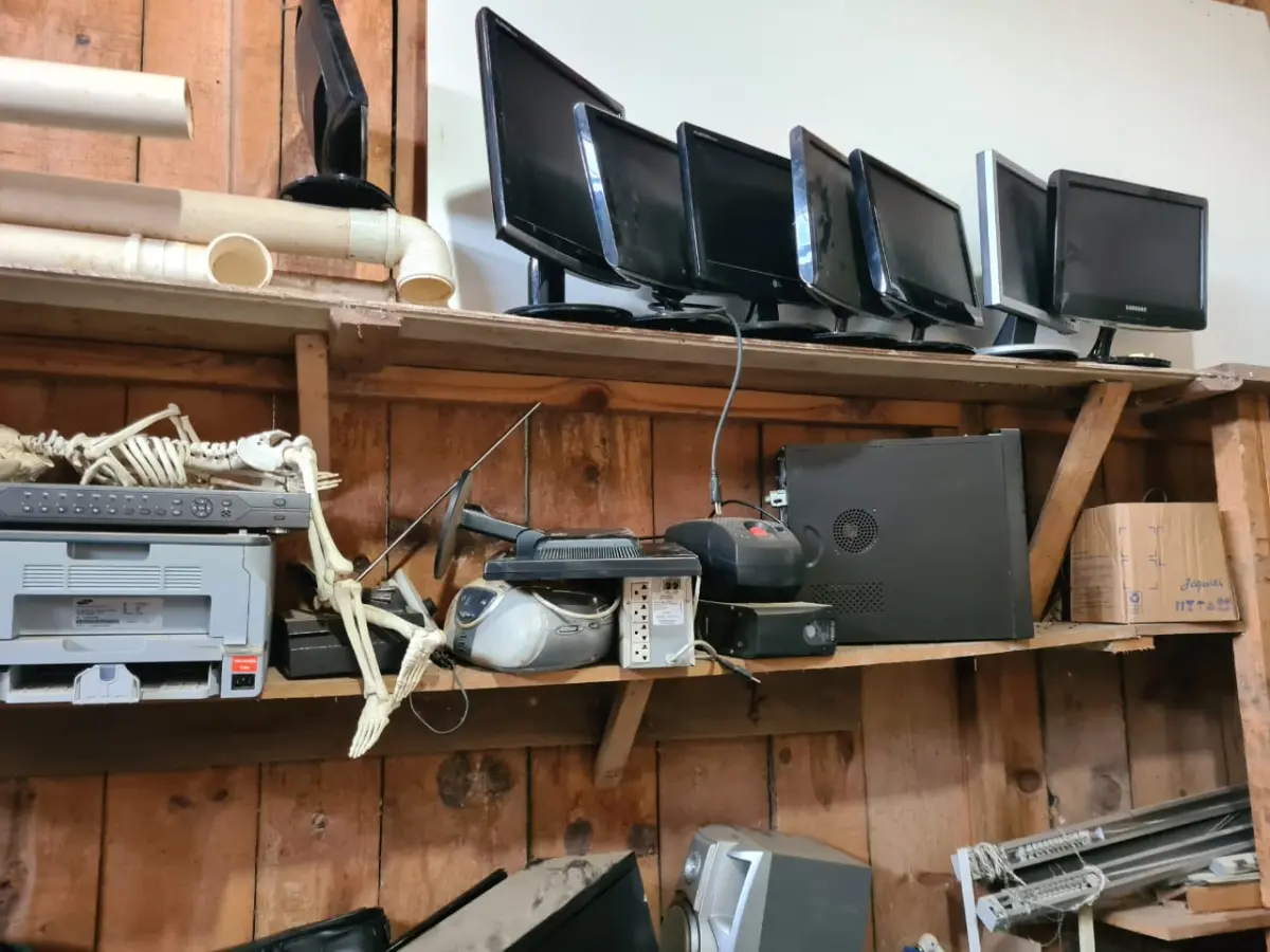 LOTE 011 - Estabilizador, ,  nebulizador, televisor, rádio, terminal ti, coletor de dados,  gravador nvr, suporte, estetoscópio, caneta e contra ângulo, episcópio,  esqueleto, nobreak, impressora,  microcomputadores, câmeras,  notebook,  monitores,  câmera digital,  netbook.