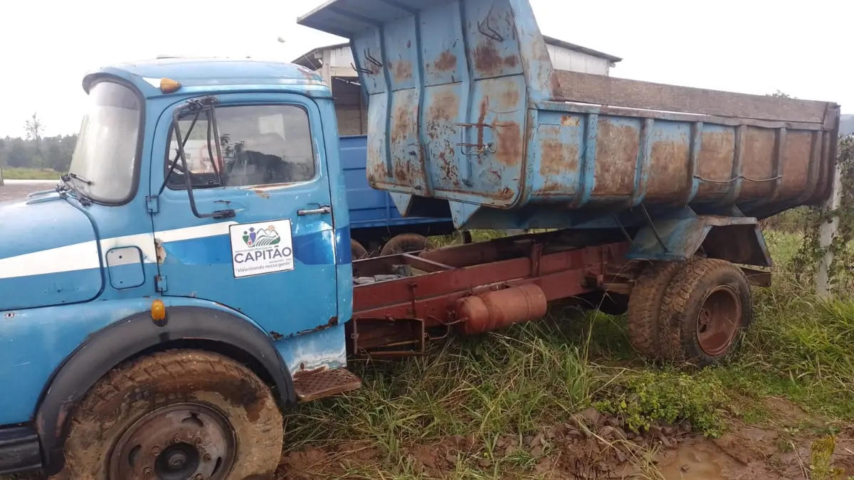 LOTE 004 - CAMINHÃO BASCULANTE L1113, Marca MERCEDEZ BENZ, Ano/Modelo 1982/1982