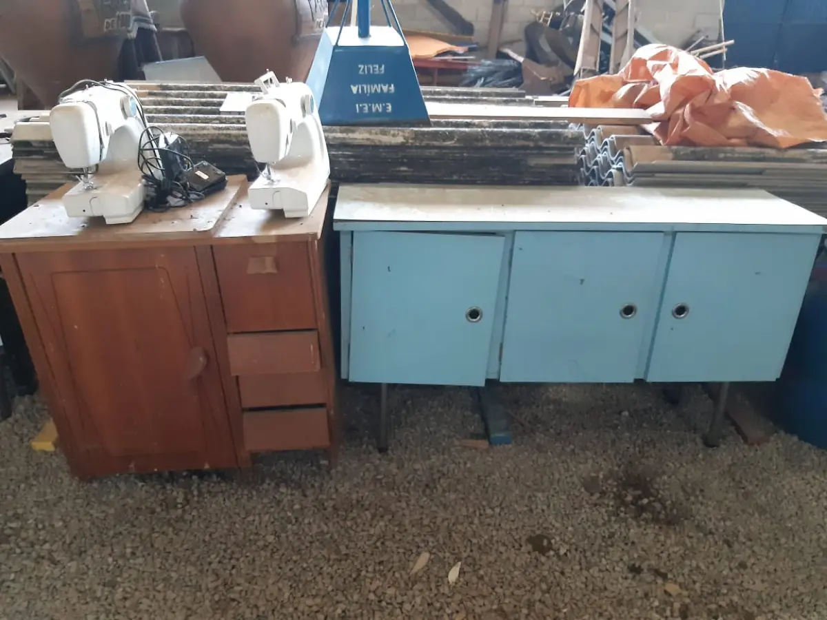 LOTE 015 - Máquinas de costuras, balcão de fórmica