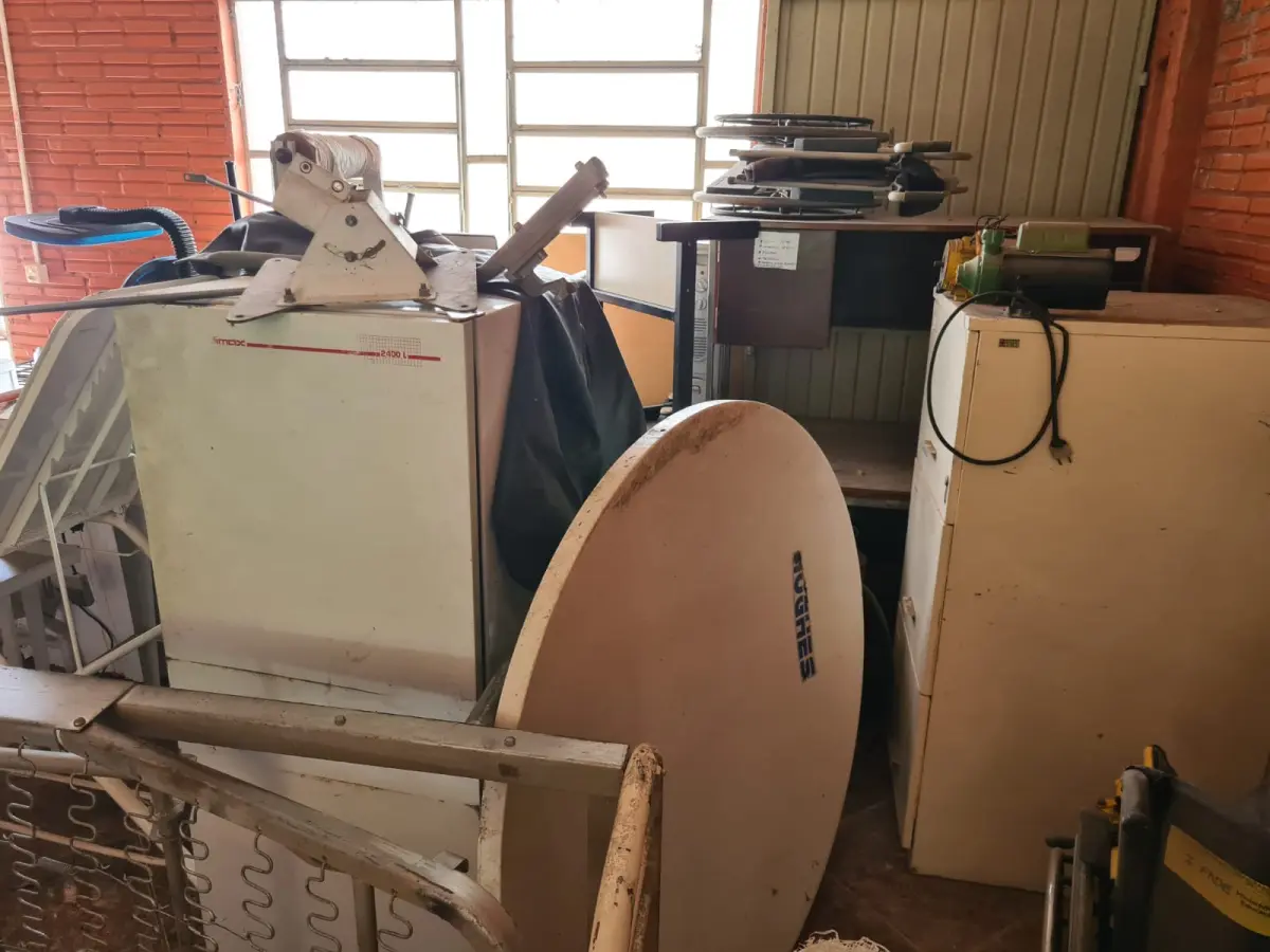 LOTE 008 - Sucata de mesas em madeira, classes e cadeiras escolares, caixas de som, aquecedor a óleo, fogão a gás, máquina de lavar, bebedouro, cama hospitalar, mesas ginecológicas, cadeiras de roda, cadeiras de escritório, máquina para confecção de fraldas e arquivo de aço