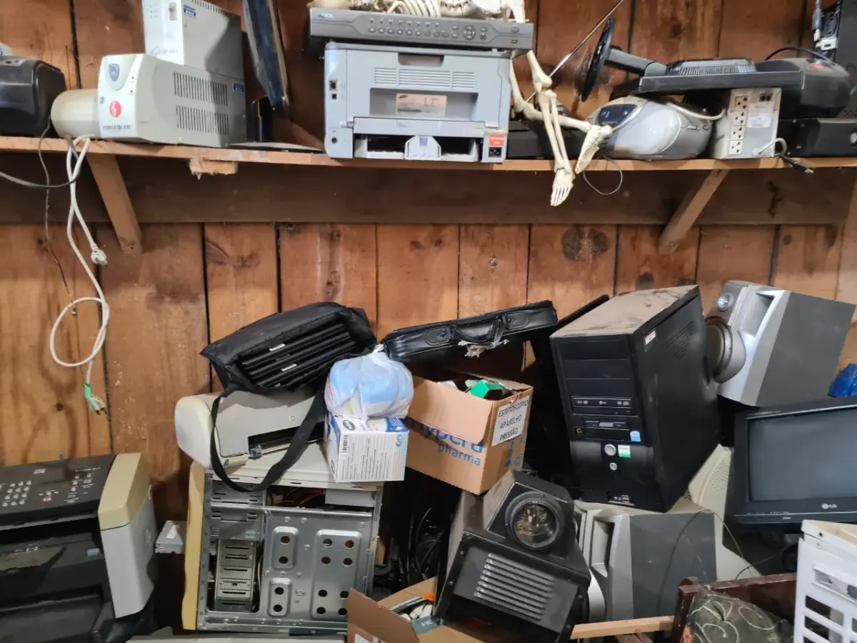 LOTE 011 - Estabilizador, ,  nebulizador, televisor, rádio, terminal ti, coletor de dados,  gravador nvr, suporte, estetoscópio, caneta e contra ângulo, episcópio,  esqueleto, nobreak, impressora,  microcomputadores, câmeras,  notebook,  monitores,  câmera digital,  netbook.