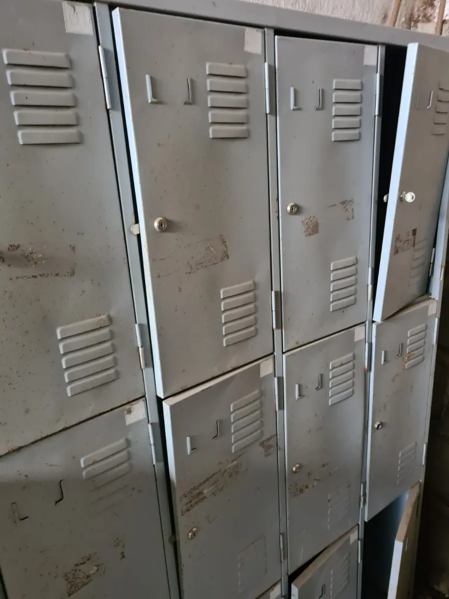 LOTE 008 - Armários de Madeira, Aço, Balcão de Fôrmica