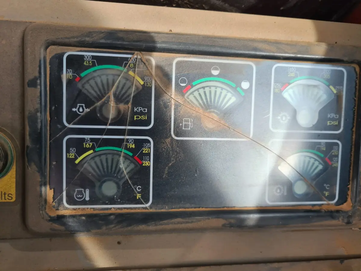 LOTE 001 - MOTONIVELADORA MARCA FIAT ALLIS, ano e modelo 2002, cor laranja, 20T/140CV