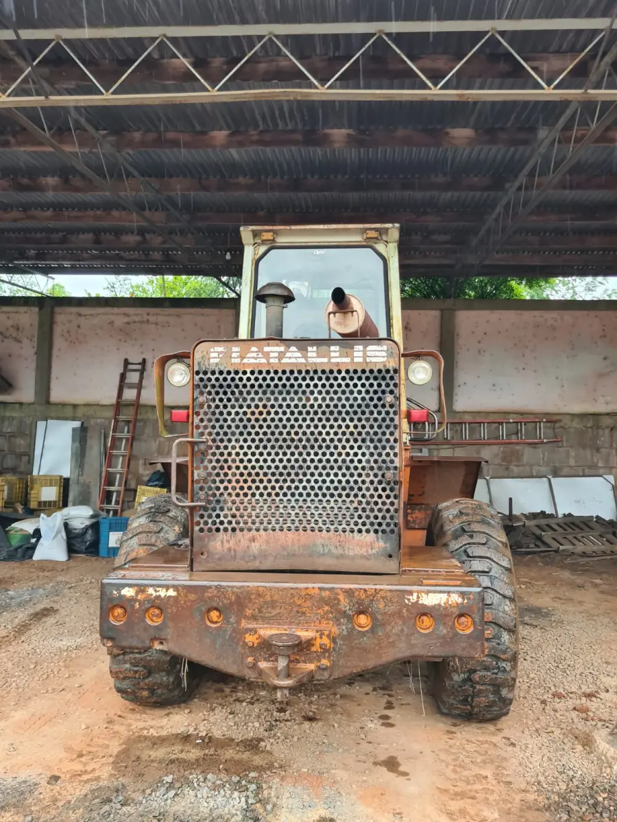 LOTE 003 - Pá-Carregadeira marca Fiatallis . 1997 modelo FR 12B