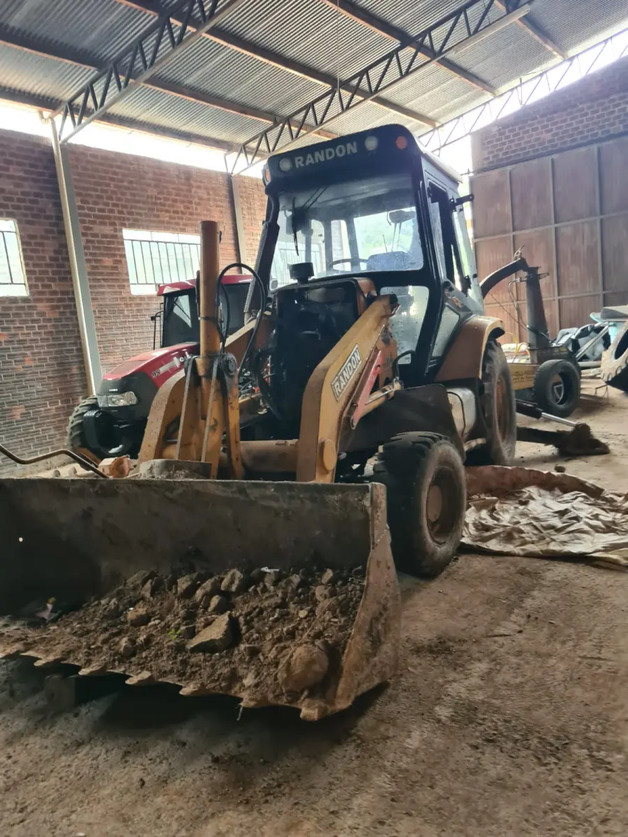 LOTE 007 - RETROESCAVADEIRA  RANDON 406k, Modelo da Máquina RK406/RK406/BRD406, Peso Bruto Máximo 9394 Kg; ano 2011.