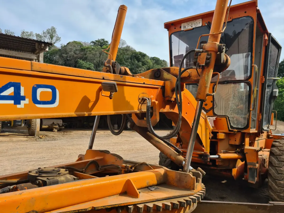 LOTE 001 - MOTONIVELADORA MARCA FIAT ALLIS, ano e modelo 2002, cor laranja, 20T/140CV, cor laranja,