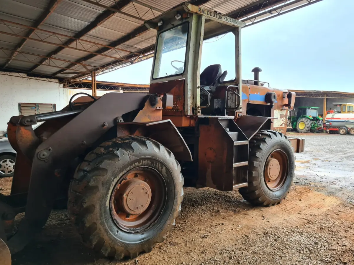 LOTE 003 - Pá-Carregadeira marca Fiatallis . 1997 modelo FR 12B