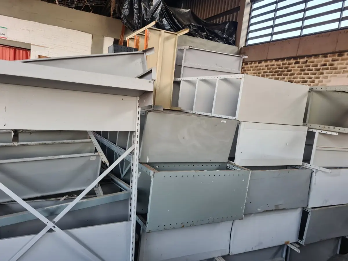 LOTE 004 - Macas e Armários de Aço