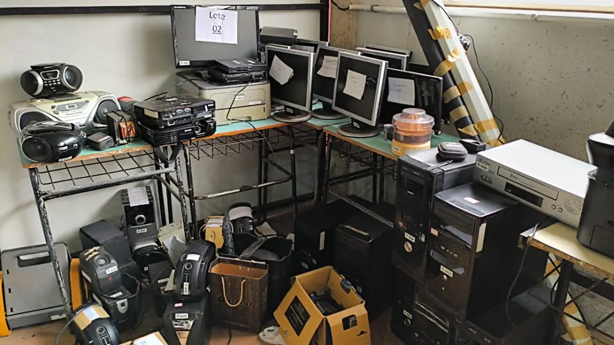 LOTE 002 - EQUIPAMENTOS DE TECNOLOGIA DA INFORMAÇÃO, MÁQUINAS E FERRAMENTAS