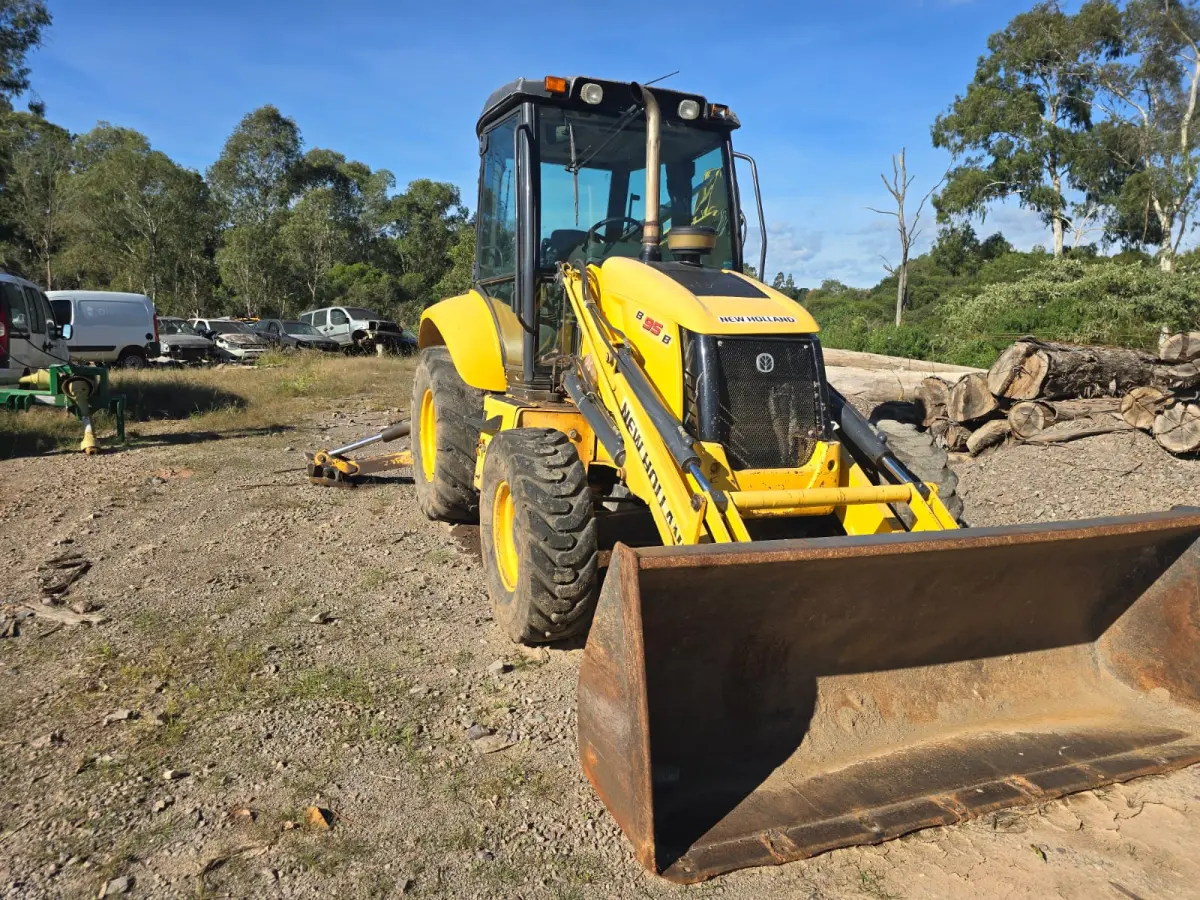 LOTE 003 - Retroescavadeira marca New Holland, Ano/Modelo: 2014,