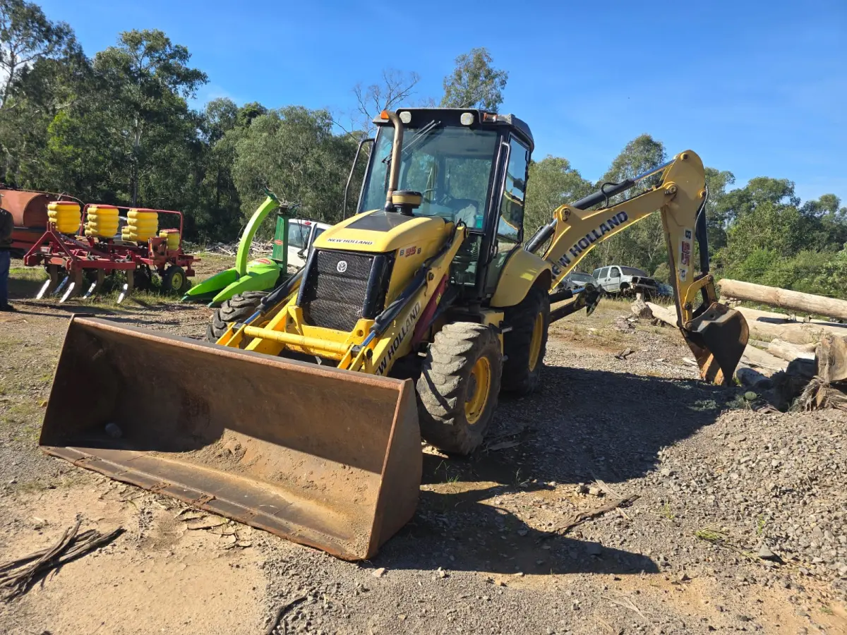 LOTE 003 - Retroescavadeira marca New Holland, Ano/Modelo: 2014,