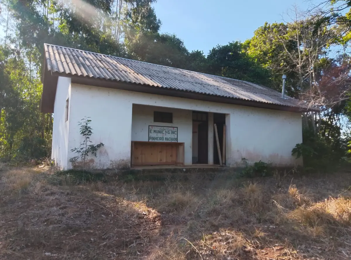 LOTE 026 - Um prédio de alvenaria (somente a Escola), medindo 84 m2, (Patrimônio snº), construída da área de terras rurais da família de Neuro Coradi, localizada na Linha 5ª Alta, denominada de Escola Milvo Coradi  em Arvorezinha/RS