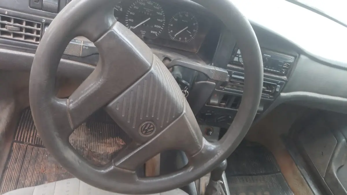 LOTE 000 - VW/Santana – Ano 1996/1996, PLACA IFE5A20 – RENAVAM 658455826 Chassi: 9BWZZZ327TPO34759, na cor CINZA, gasolina, 96 CV