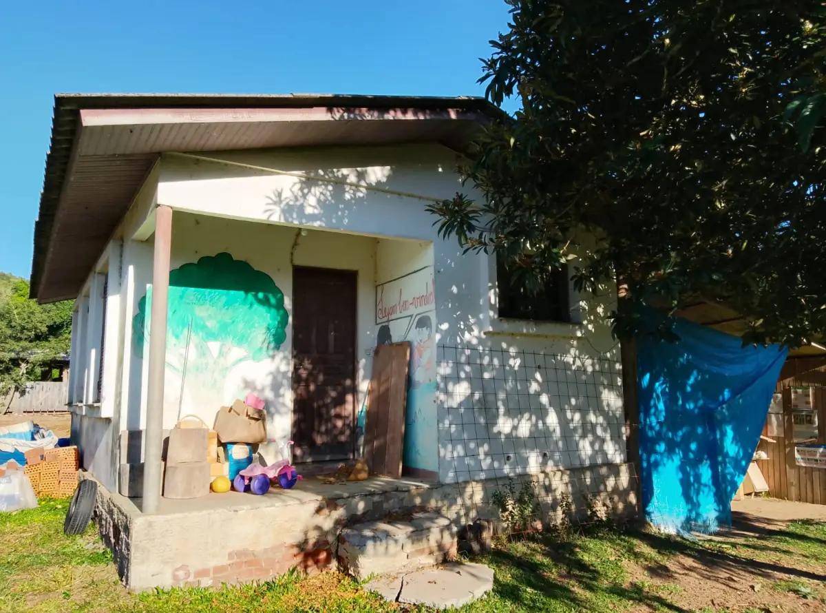 LOTE 025 - Um prédio de alvenaria (somente a Escola), medindo 48,75 m2, (Patrimônio snº), construída dentro da matrícula de nº 4059 cujo proprietário da área de terras rurais é Ivar Piana Floriano, localizada na Linha Taimbé também chamada de Linha Torres Gonçalves, denominada de Escola Francisco Floriano em Arvorezinha/RS