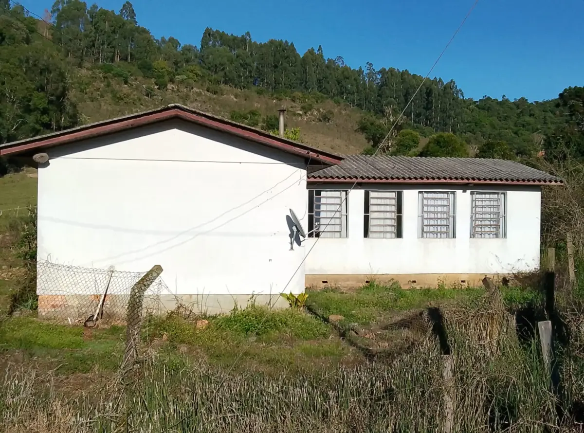LOTE 023 - Um prédio de alvenaria (somente a Escola), medindo 117,80 m2, (Patrimônio nº 6208), localizado dentro da Matrícula nº 2210 de propriedade a área em nome de Vilson da Silva, na Linha Posse Aruz, também denominado o local de Linha Torres Gonçalves, denominada de Escola Professor Agnelo Ferreira dos Santos em Arvorezinha/RS