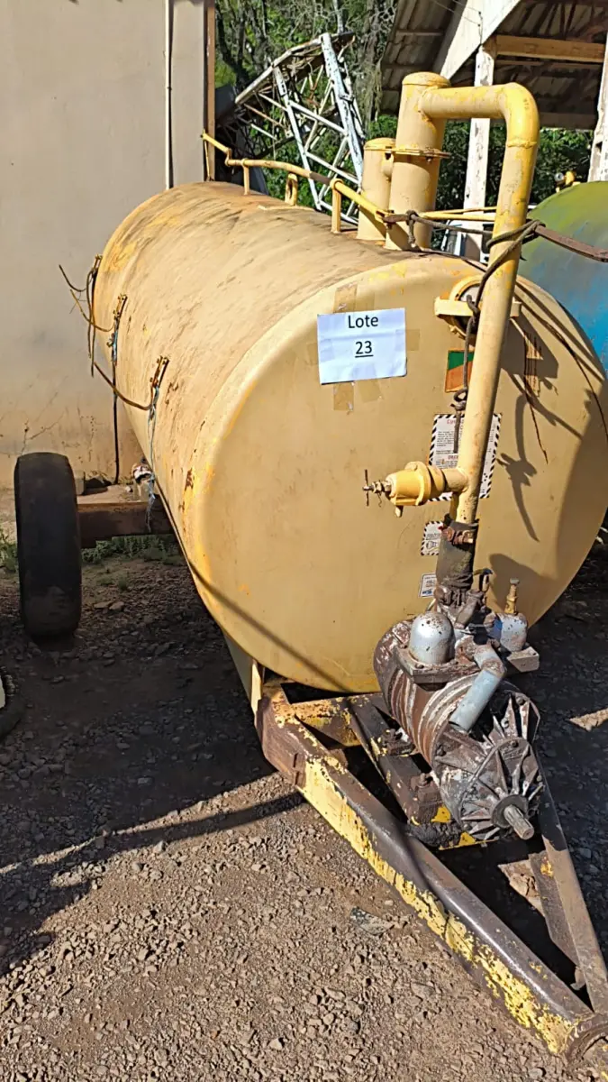 LOTE 023 - DISTRIBUIDOR DE ADUBO ORGÂNICO LIQUIDO 3000L.
