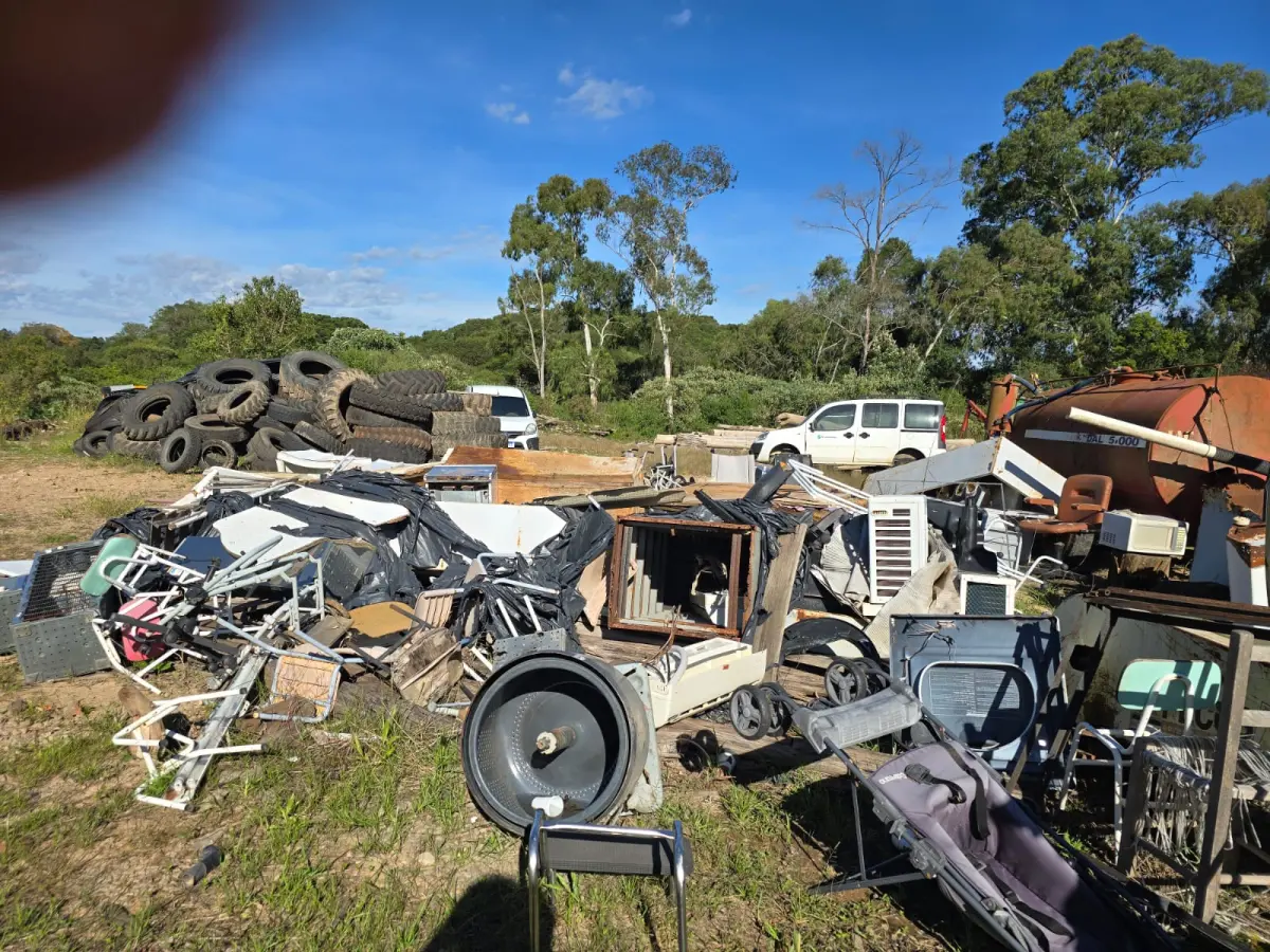 LOTE 029 - Mobiliários Diversos