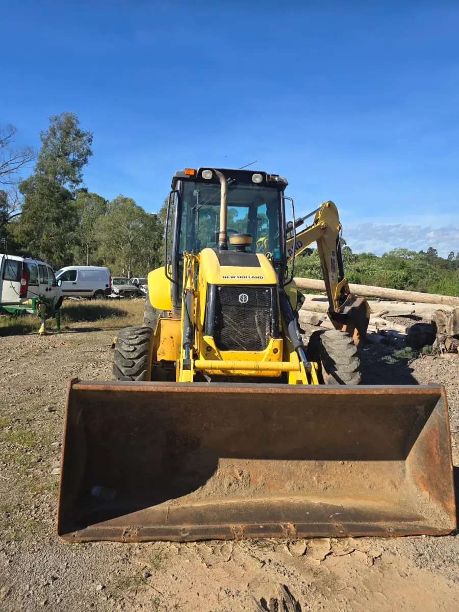 LOTE 003 - Retroescavadeira marca New Holland, Ano/Modelo: 2014,