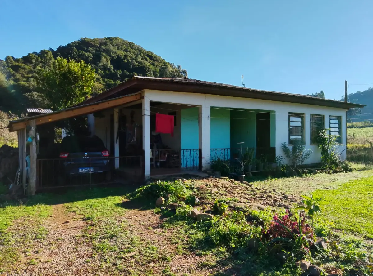 LOTE 023 - Um prédio de alvenaria (somente a Escola), medindo 117,80 m2, (Patrimônio nº 6208), localizado dentro da Matrícula nº 2210 de propriedade a área em nome de Vilson da Silva, na Linha Posse Aruz, também denominado o local de Linha Torres Gonçalves, denominada de Escola Professor Agnelo Ferreira dos Santos em Arvorezinha/RS