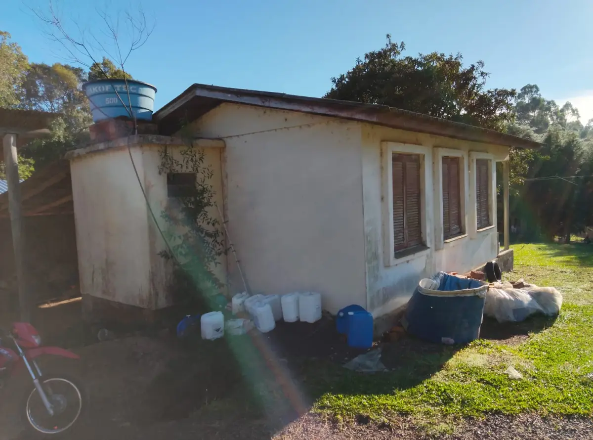 LOTE 025 - Um prédio de alvenaria (somente a Escola), medindo 48,75 m2, (Patrimônio snº), construída dentro da matrícula de nº 4059 cujo proprietário da área de terras rurais é Ivar Piana Floriano, localizada na Linha Taimbé também chamada de Linha Torres Gonçalves, denominada de Escola Francisco Floriano em Arvorezinha/RS