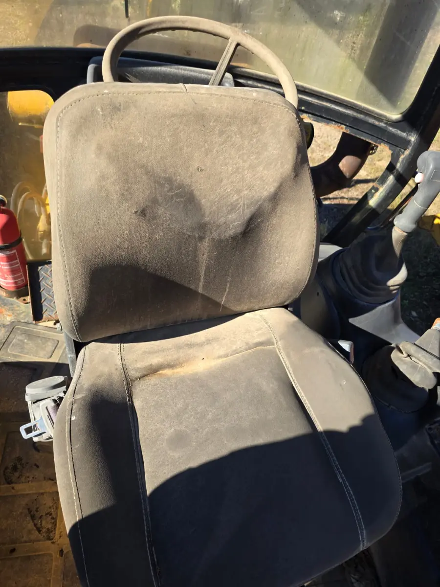 LOTE 015 - Retroescavadeira, marca Randon 2013