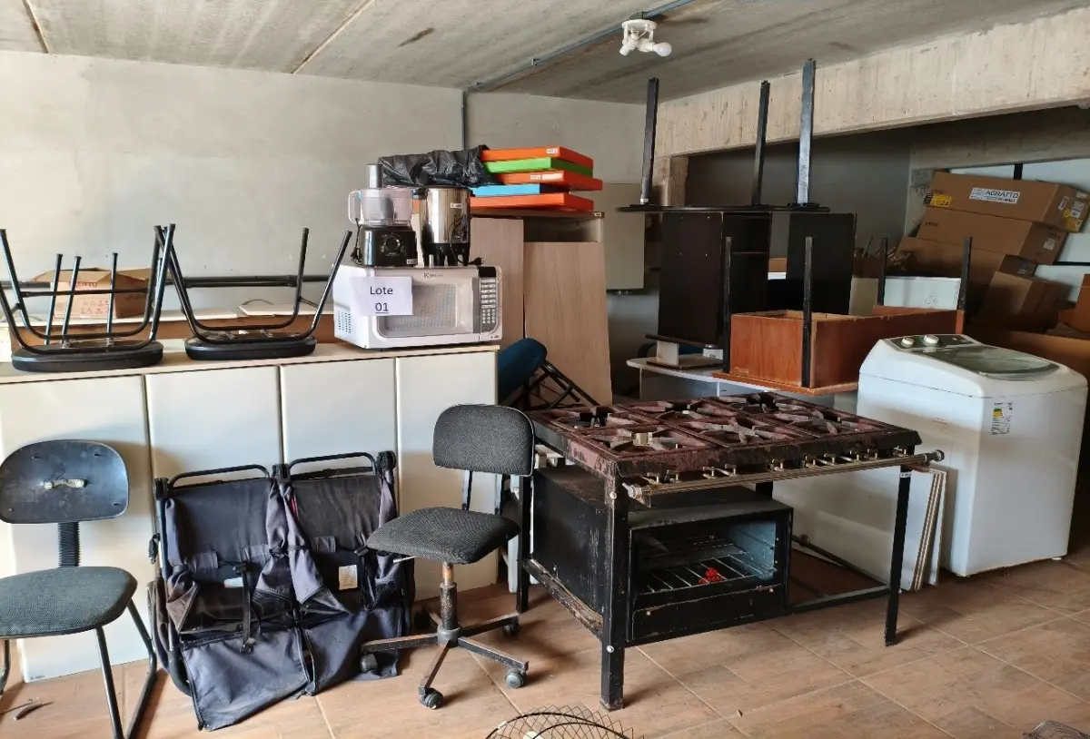 LOTE 001 - MOBILIÁRIO EM GERAL E APARELHOS DOMÉSTICOS