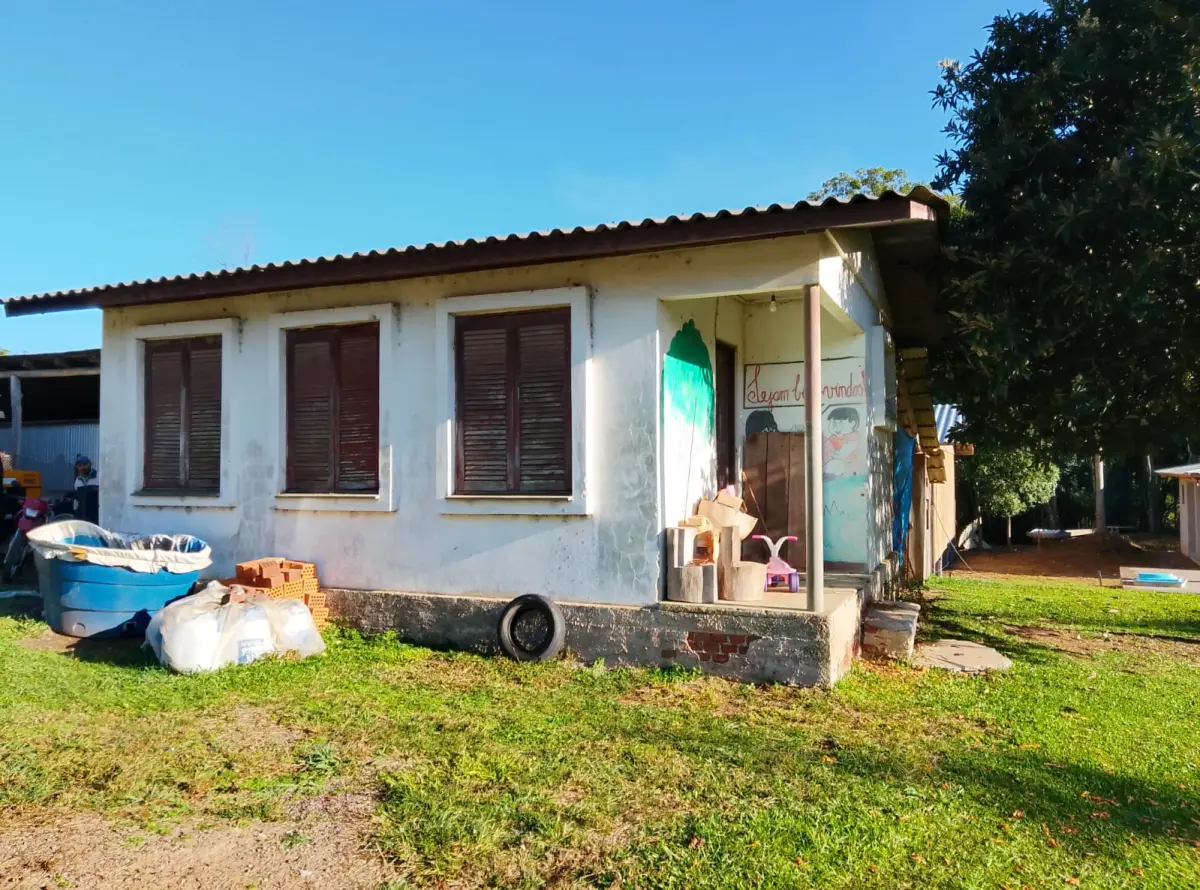 LOTE 025 - Um prédio de alvenaria (somente a Escola), medindo 48,75 m2, (Patrimônio snº), construída dentro da matrícula de nº 4059 cujo proprietário da área de terras rurais é Ivar Piana Floriano, localizada na Linha Taimbé também chamada de Linha Torres Gonçalves, denominada de Escola Francisco Floriano em Arvorezinha/RS