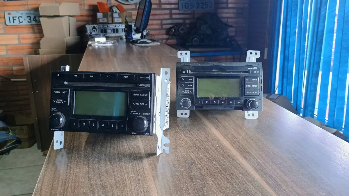 LOTE 005 - 2  Aparelhos de som automotivo MP3 Compact Disc