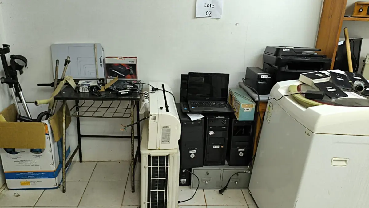 LOTE 007 - MOBILIÁRIO EM GERAL, MÁQUINAS E FERRAMENTAS