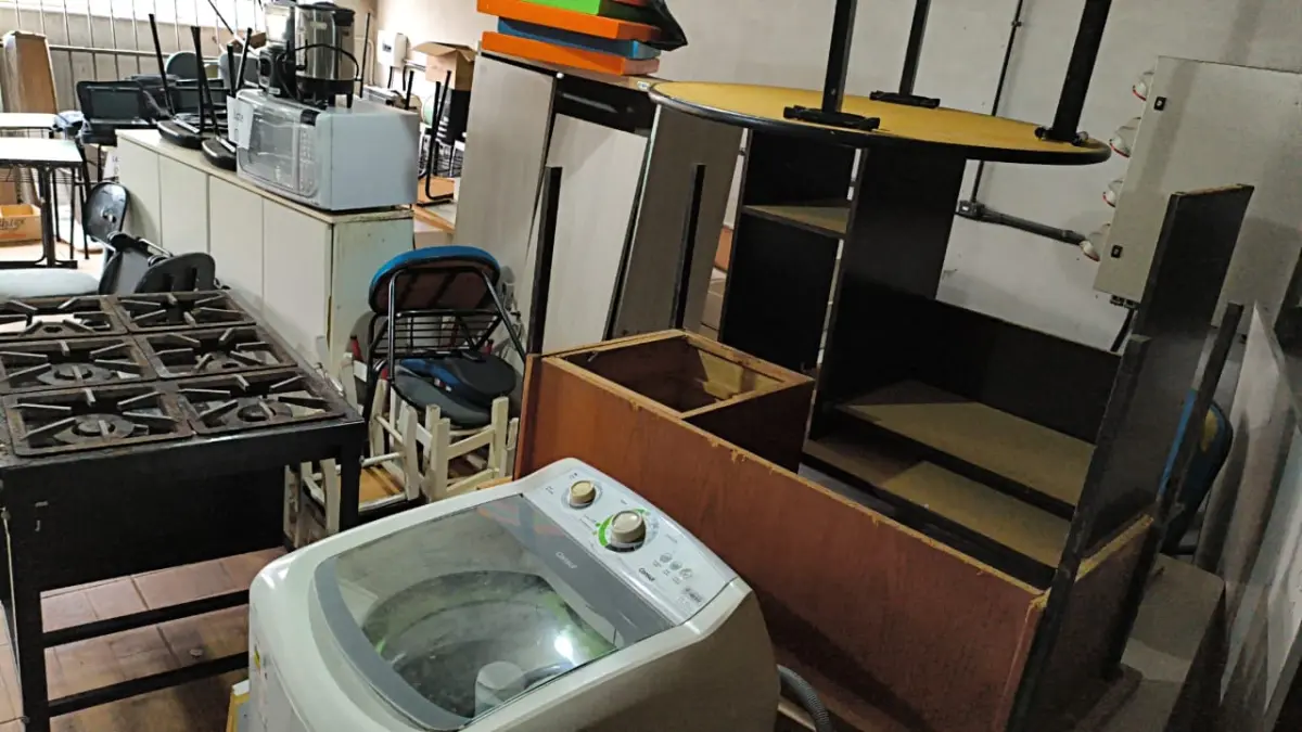 LOTE 001 - MOBILIÁRIO EM GERAL E APARELHOS DOMÉSTICOS