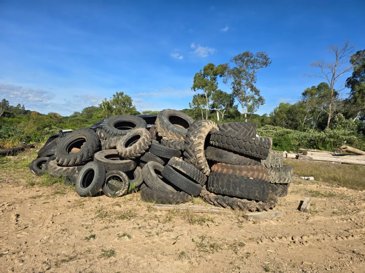 LOTE 028 - Pneus Inssevíveis