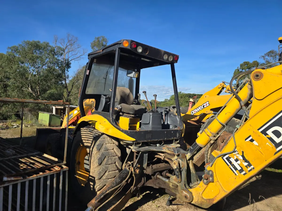 LOTE 015 - Retroescavadeira, marca Randon 2013