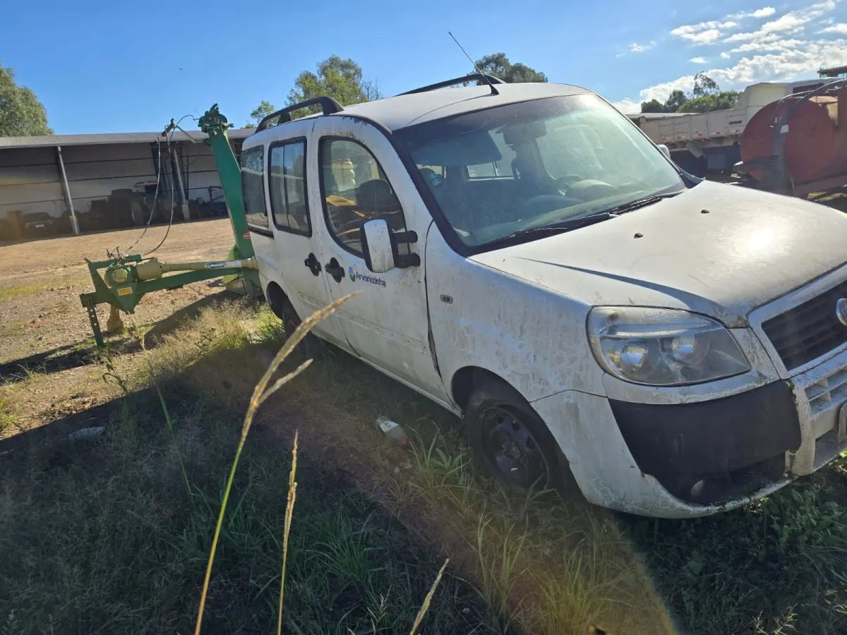 LOTE 014 - Fiat Doblo Essence 1.8 Ano/Modelo: 2014/2014