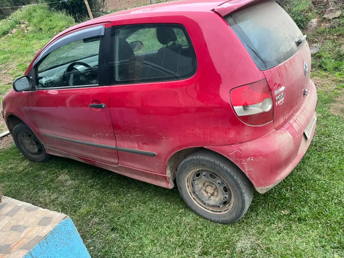 LOTE 002 - VW/FOX 1.0– Ano 2005/2006, PLACA IND0B82– RENAVAM 885246764 Chassi: 9BWKA05Z064125827, na cor vermelha, gasolina/álcool, 73 CV