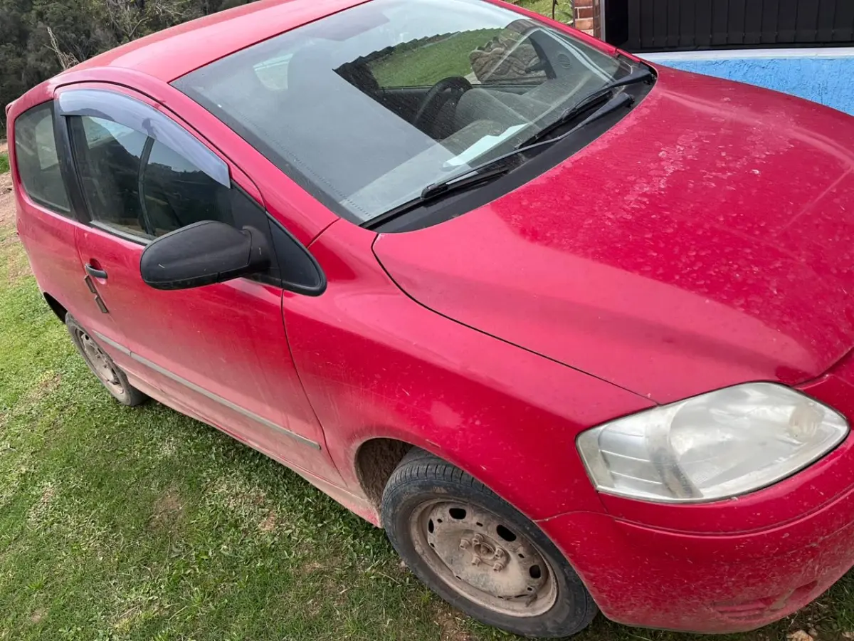 LOTE 002 - VW/FOX 1.0– Ano 2005/2006, PLACA IND0B82– RENAVAM 885246764 Chassi: 9BWKA05Z064125827, na cor vermelha, gasolina/álcool, 73 CV