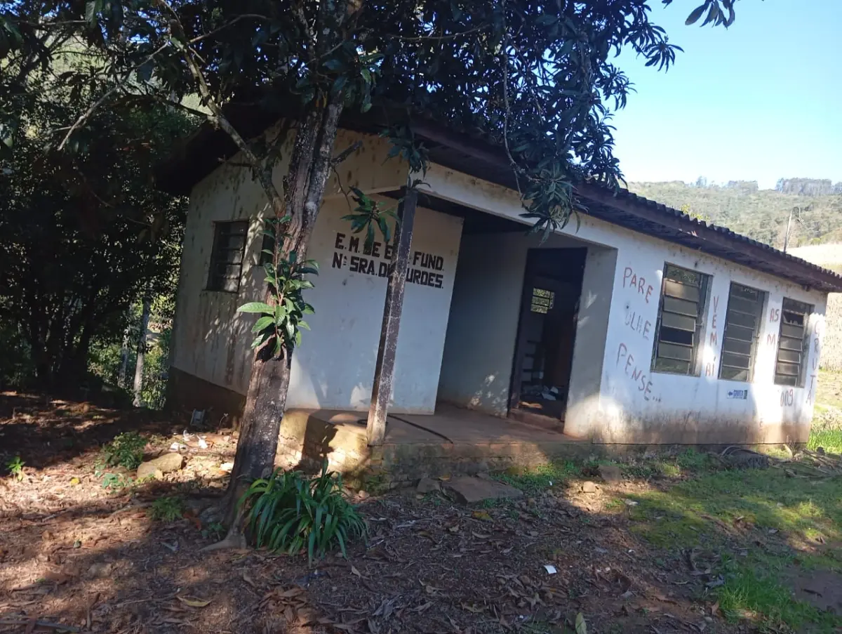 LOTE 027 - Um prédio de alvenaria (somente a Escola) medindo 45 m2, (Patrimônio nº 5826), na Linha Sexta Gruta, denominada de Escola Nossa Senhora de Lurdes em Arvorezinha/RS