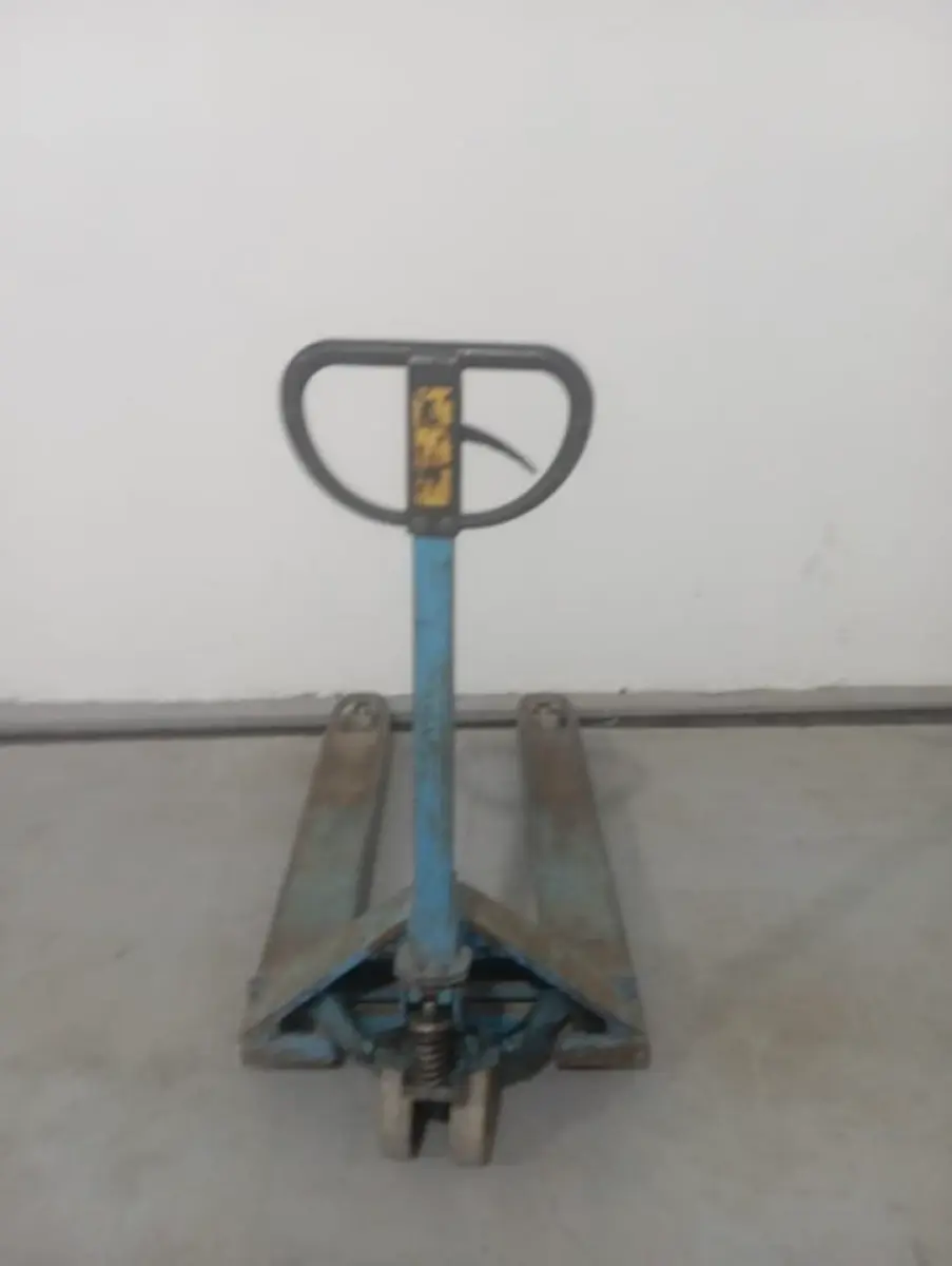 LOTE 002 - Empilhadeira manual, usada, capacidade de 3.000 kg