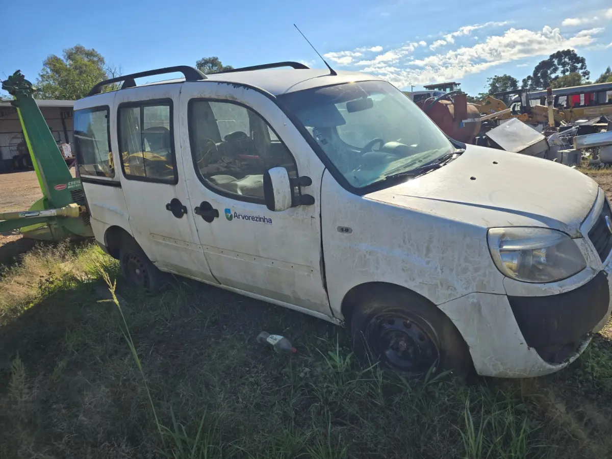 LOTE 014 - Fiat Doblo Essence 1.8 Ano/Modelo: 2014/2014