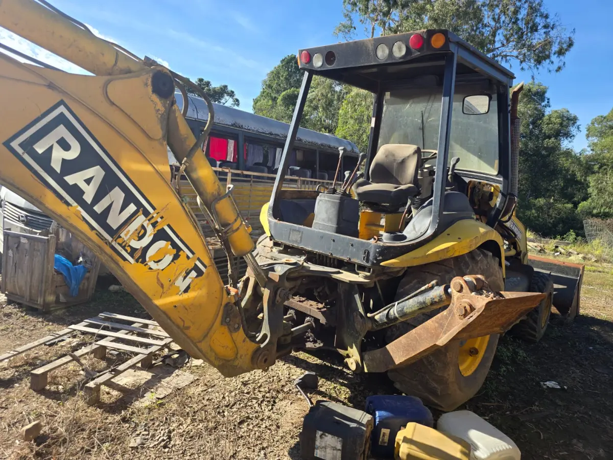 LOTE 015 - Retroescavadeira, marca Randon 2013