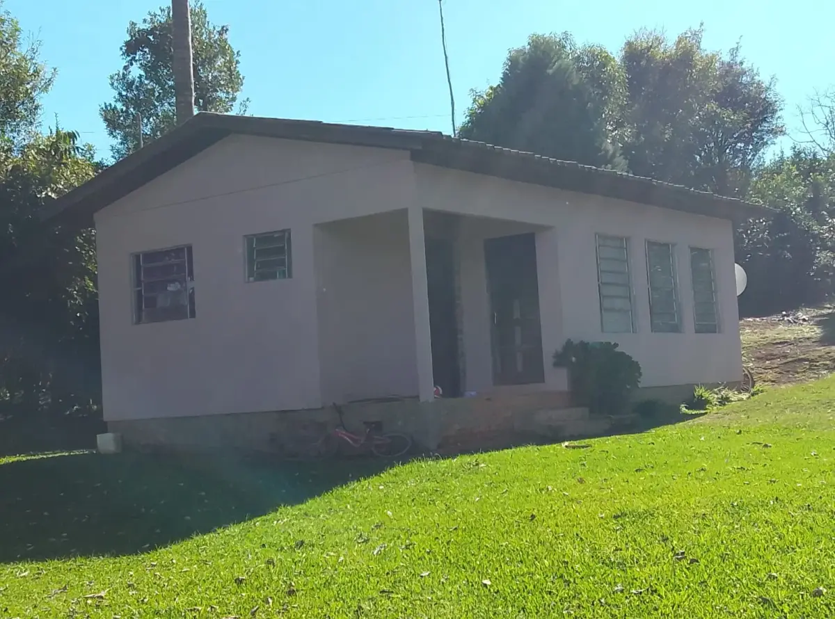 LOTE 022 - Um prédio de alvenaria (somente a Escola), medindo 49,50 m2, situado dentro do terreno de metragem de 450 m2, dentro da matrícula 832, na Linha Quarta São Bráz, denominada de Escola Guerino Mucelin