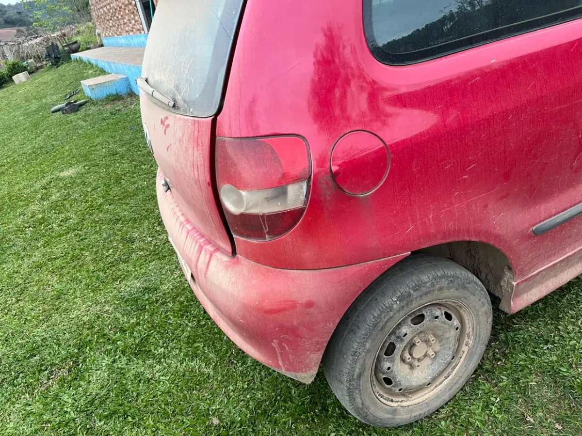 LOTE 002 - VW/FOX 1.0– Ano 2005/2006, PLACA IND0B82– RENAVAM 885246764 Chassi: 9BWKA05Z064125827, na cor vermelha, gasolina/álcool, 73 CV