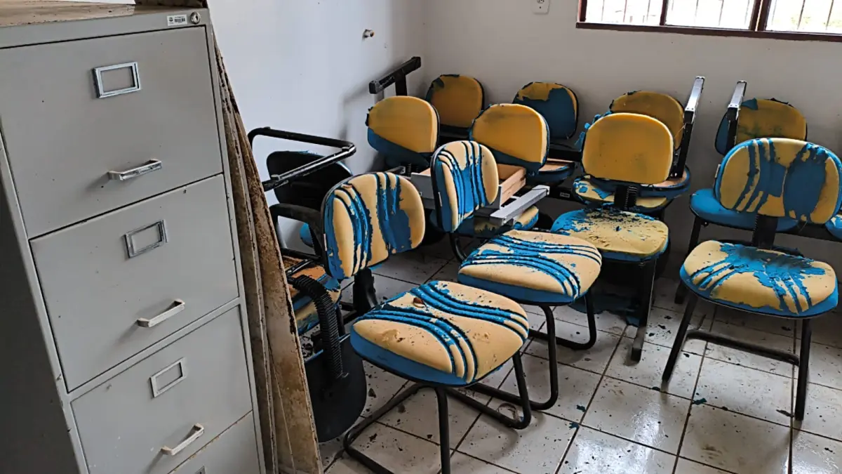 LOTE 007 - MOBILIÁRIO EM GERAL, MÁQUINAS E FERRAMENTAS