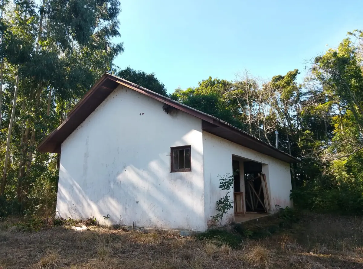 LOTE 026 - Um prédio de alvenaria (somente a Escola), medindo 84 m2, (Patrimônio snº), construída da área de terras rurais da família de Neuro Coradi, localizada na Linha 5ª Alta, denominada de Escola Milvo Coradi  em Arvorezinha/RS