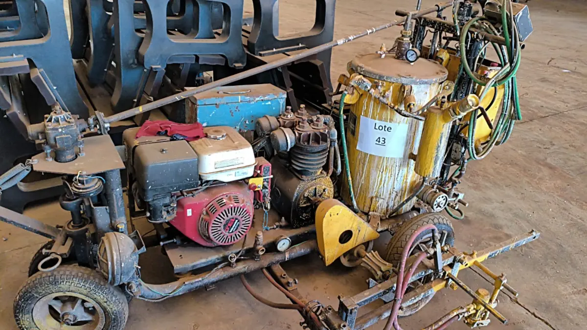 LOTE 043 - MAQUINA DE DEMARCACAO VIARIA MODELO IHT1/30AP, MOTOR GASOLINA 13HP, COMPRESSOR 30PCM, PISTOLAS MECANICA E MANUAL, ESPALHADOR DE MICRO ESFERA