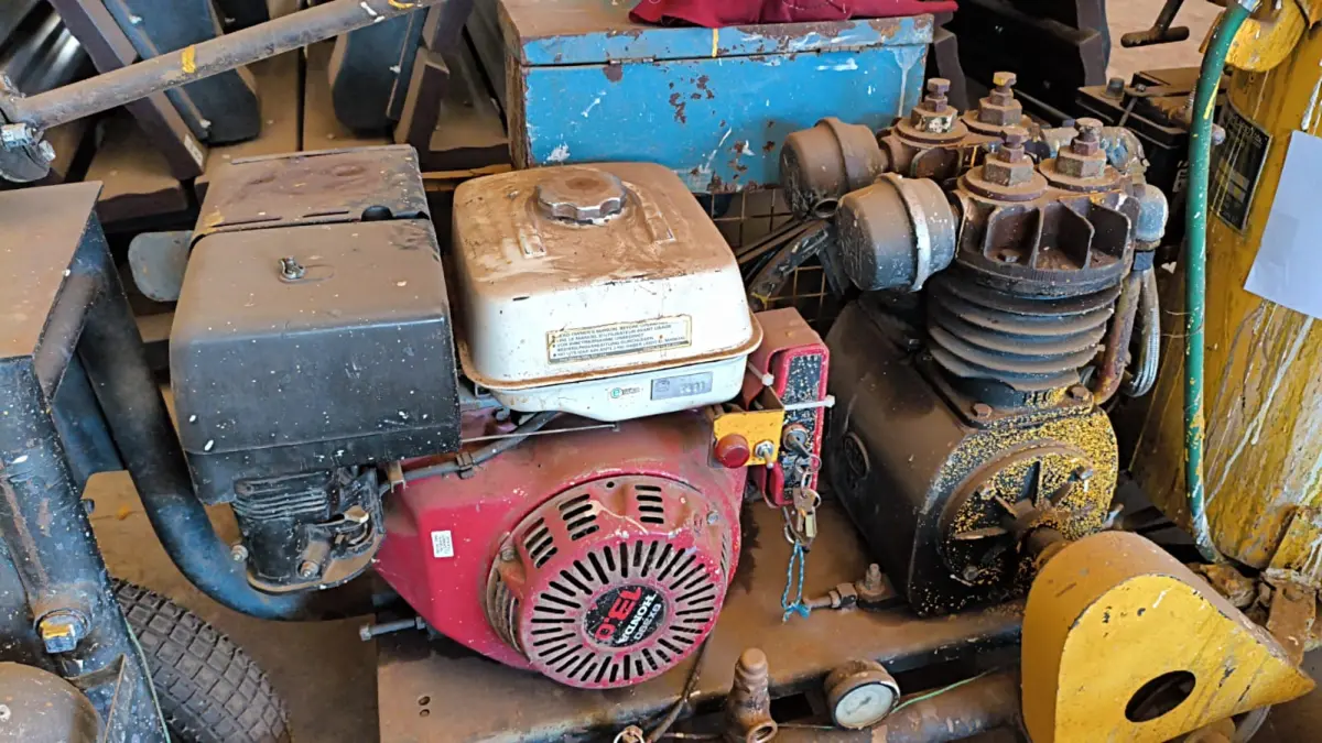 LOTE 043 - MAQUINA DE DEMARCACAO VIARIA MODELO IHT1/30AP, MOTOR GASOLINA 13HP, COMPRESSOR 30PCM, PISTOLAS MECANICA E MANUAL, ESPALHADOR DE MICRO ESFERA